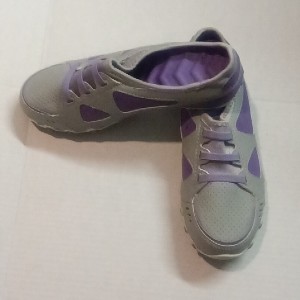 Avon curves sneakers, nwot